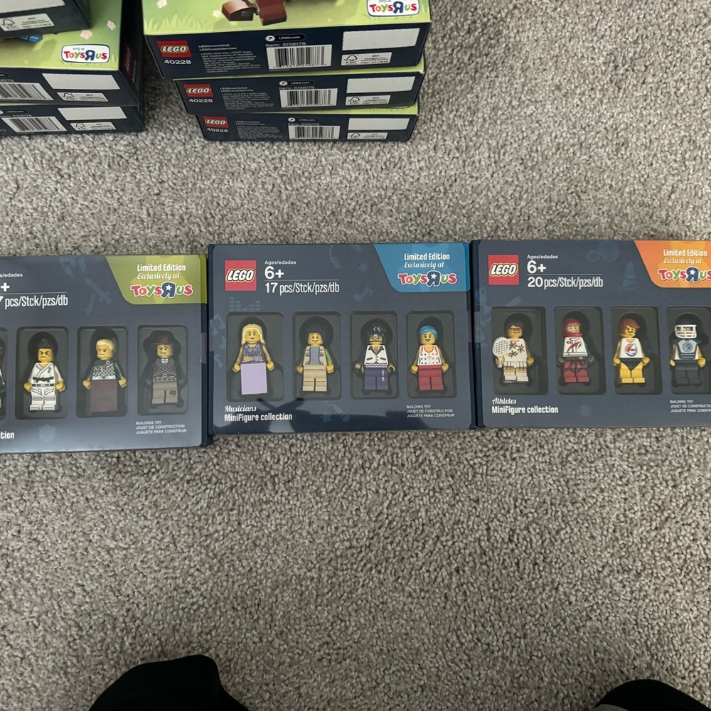 🔥LEGO Toys R Us Exclusive Limited Edition Minifigure Collection BNIMB